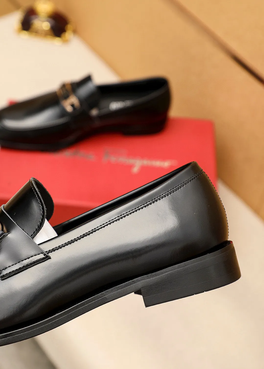 Men's shoes💰460💰 Product trademark: Ferragamo "Ferragamo" casual leather shoes Regular size: 38-44 (45🉑️customized) Product materials: Selected imported first-layer open-edge beaded cowhide leather upper + luxury hardware buckle, imported water-dyed cowhide leather lining. Strong three-dimensional visual effect, original outsole color: 1⃣️color optional